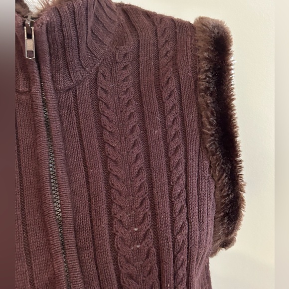 Tiara Vintage Knit Zip-Front Sweater Vest with Faux Fur Trim - Picture 5 of 13